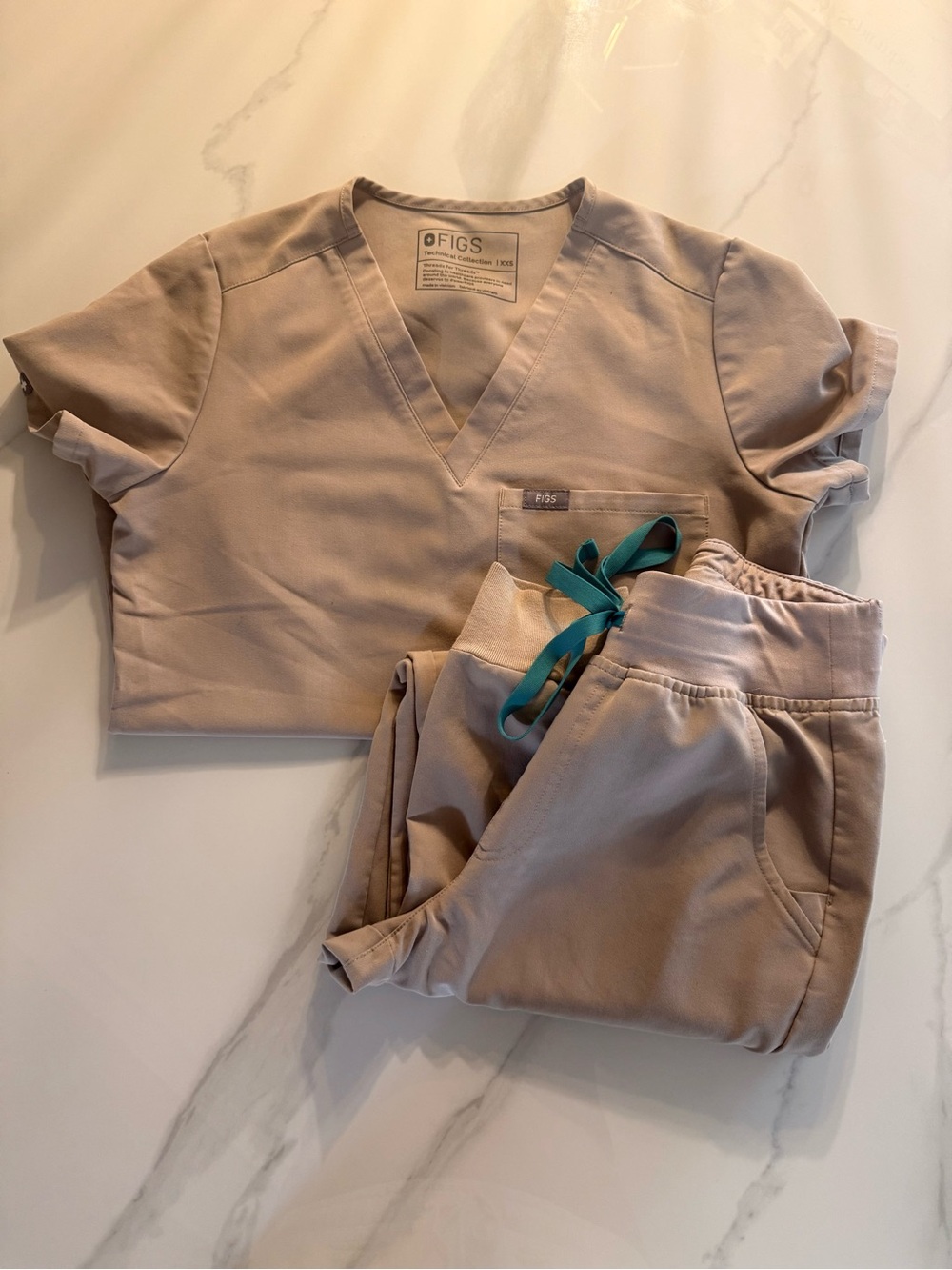 FIGS Boulder Set - XS Zamora Joggers and XXS Catarina top